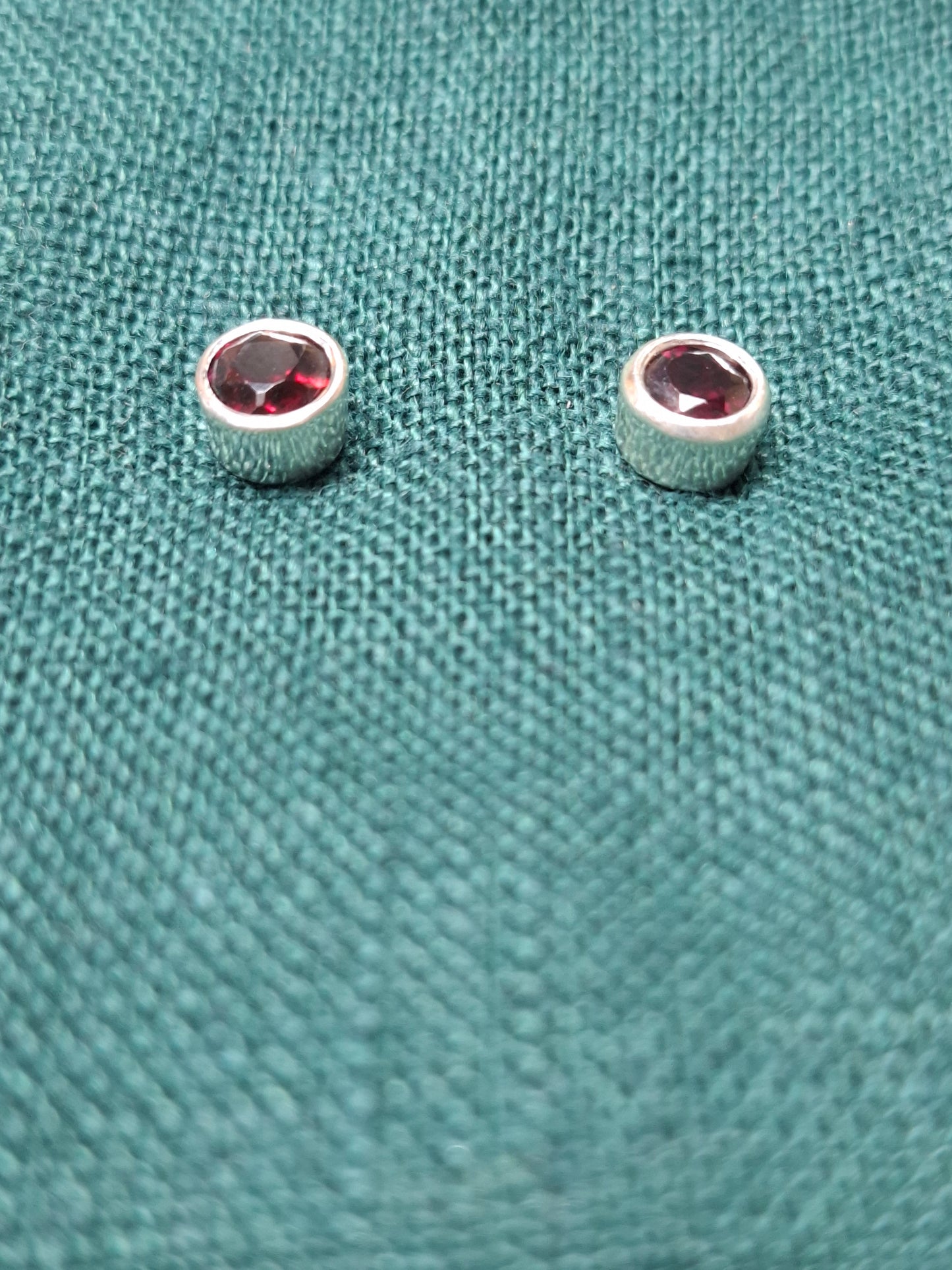 Garnet studearrings