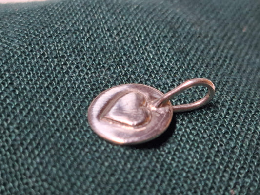 Tikai sudraba kulons sirsniņa